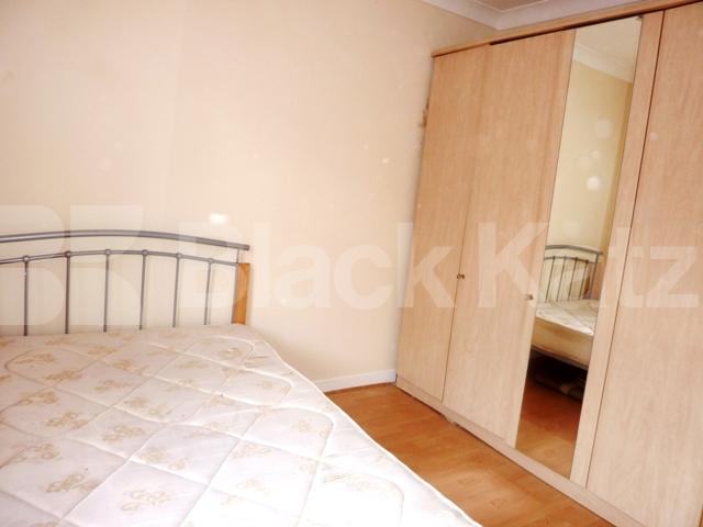 			Location flat / Ideal for Students / Available May-June, 2 Bedroom, 1 bath, 1 reception Flat			 Carburton street, Warren street / Gr. Portland street